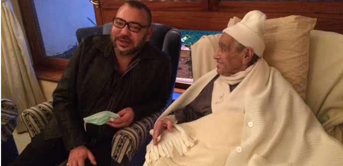 Le roi Mohammed VI rend visite à Mhamed Boucetta à l’hôpital militaire de Rabat