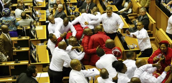 Vidéo - Bagarre et chaos au parlement sud-africain contre Jacob Zuma