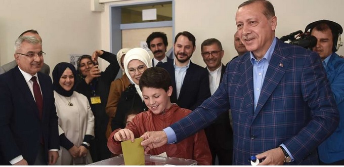 Le « oui » l’emporte de justesse au référendum en Turquie, mais le résultat est contesté