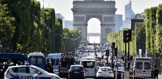 Tentative d’attentat sur les Champs-Elysées, à Paris