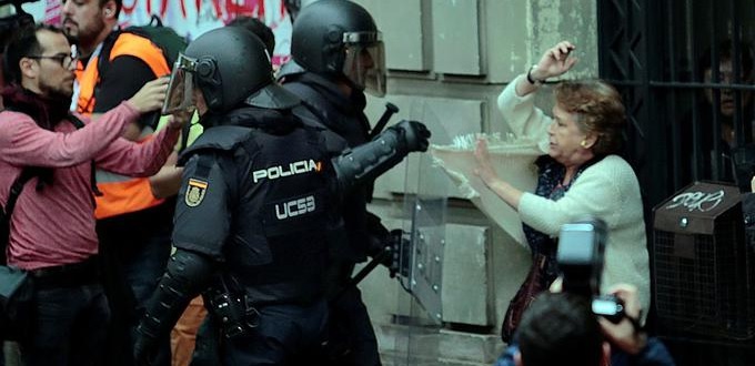 Référendum en Catalogne, la police charge, saisit, frappe et fait des centaines de blessés