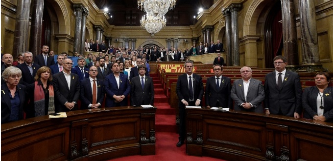 Journée historique en Espagne, la Catalogne se déclare indépendante, et Madrid réagit