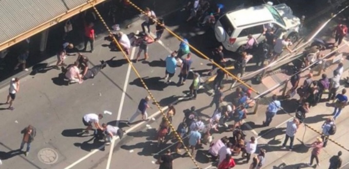 Une voiture bélier fonce dans la foule à Melbourne, Australie, et fait 13 blessés