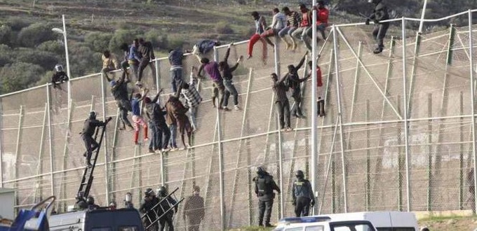 (Vidéo) - Plus de 200 migrants africains passent de force la frontière espagnole à Melilla
