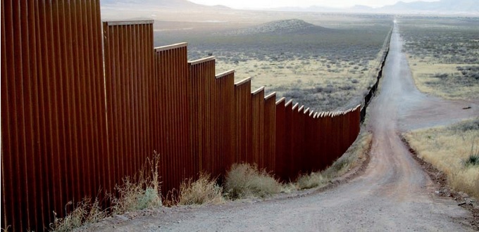 Trump persiste et signe sur le mur à la frontière mexicaine