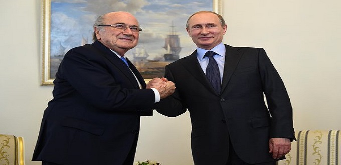 En Russie sur invitation de Poutine, Blatter soutient l'Angleterre pour le Mondial 2030 