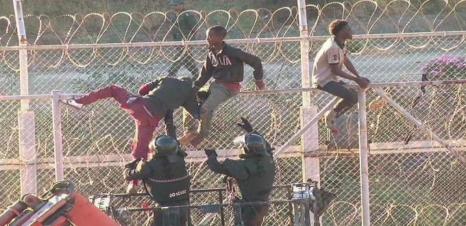 Plus de 600 migrants forcent l'entrée dans l'enclave espagnole nord-africaine