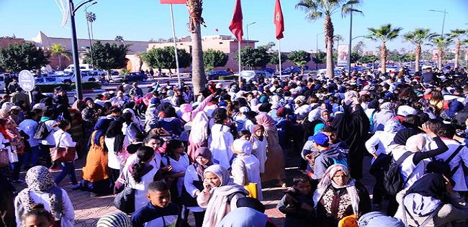 GMT+1 : Les élèves marchent à Casablanca (vidéo), un des leurs perd la vie à Meknès, le ministère tempère (document)