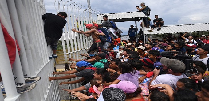 Caravane de migrants : les frontières américaines brièvement fermées