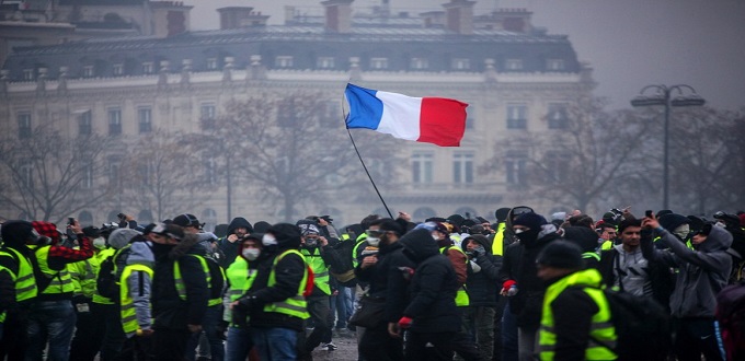 Hirak de France : Philippe annonce un « gel » de plusieurs mesures fiscales