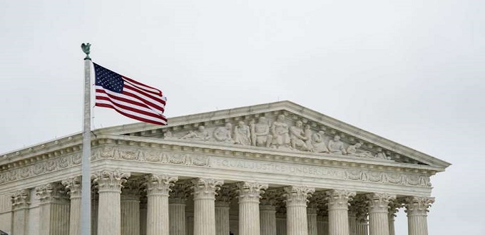 La Cour suprême des Etats-Unis débat des doubles peines, l'enquête russe en toile de fond