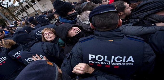 L'Espagne menace d'envoyer la police nationale en Catalogne après des manifestations